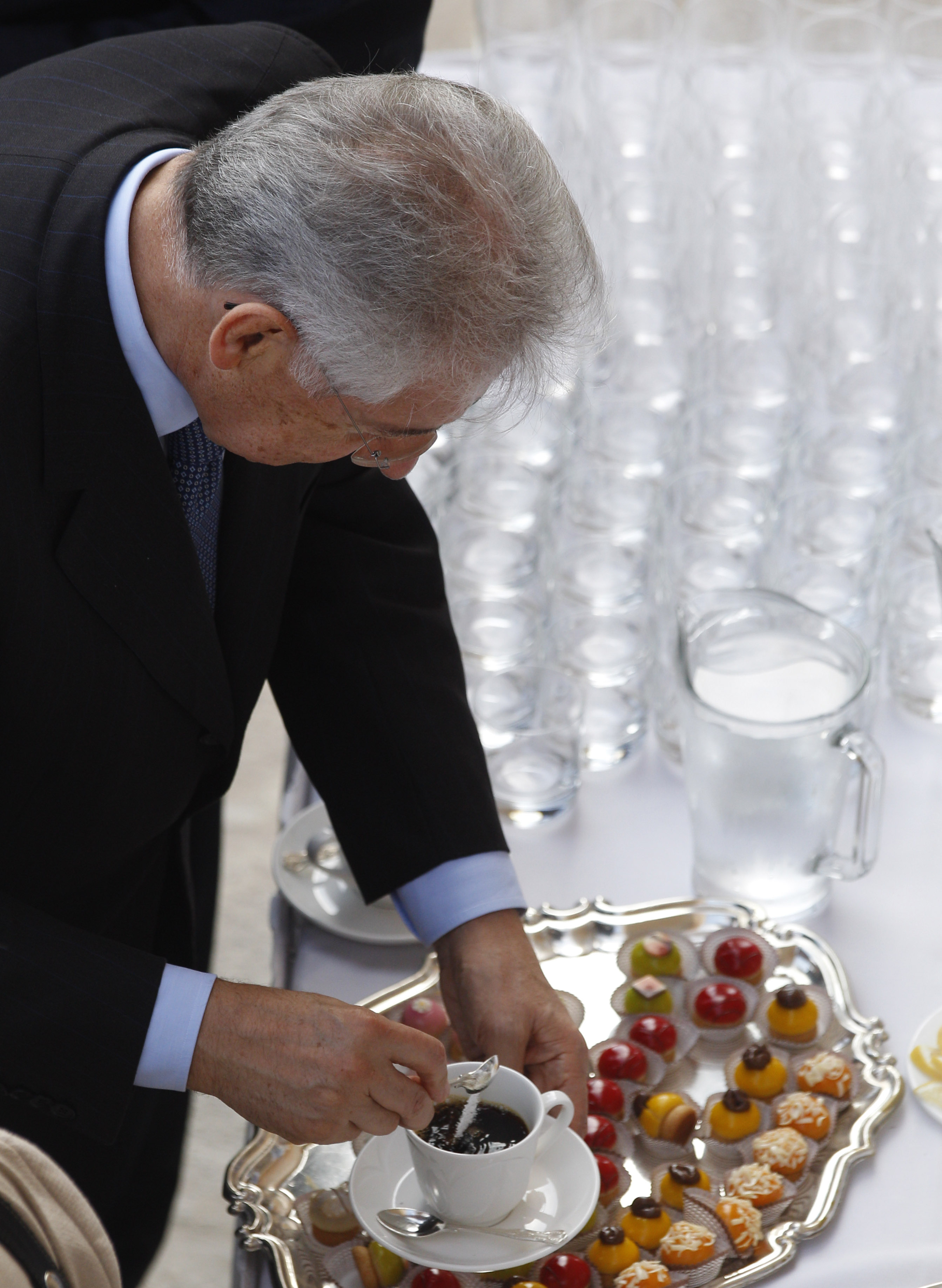 Στο Κυρηνάλιο θέλει να «μετακομίσει» τον Μάριο Μόντι η Κεντροαριστερά